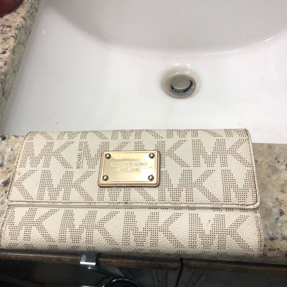 Michael Kors vanilla wallet